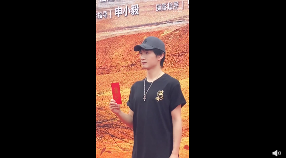 周报 | 选用男模为女性泳装做广告,阿迪达斯被吐槽;椰树直播间拍卖蹦迪权;孙燕姿回应AI孙燕姿难以置信