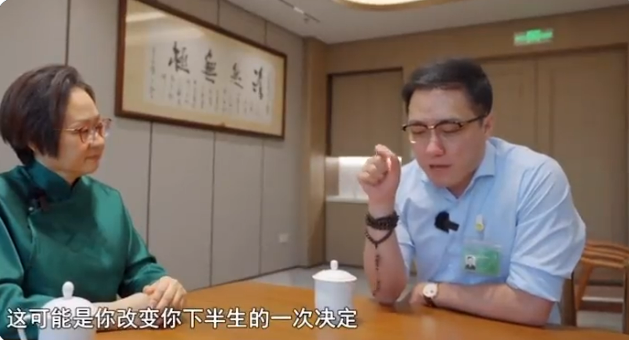 金星黄腔暗讽董明珠王自如热恋，大V证实恋情，大骂流氓男吃软饭