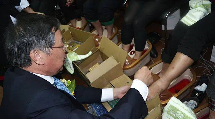 蛇王“隆力奇”作妖：把品牌搞成了传销