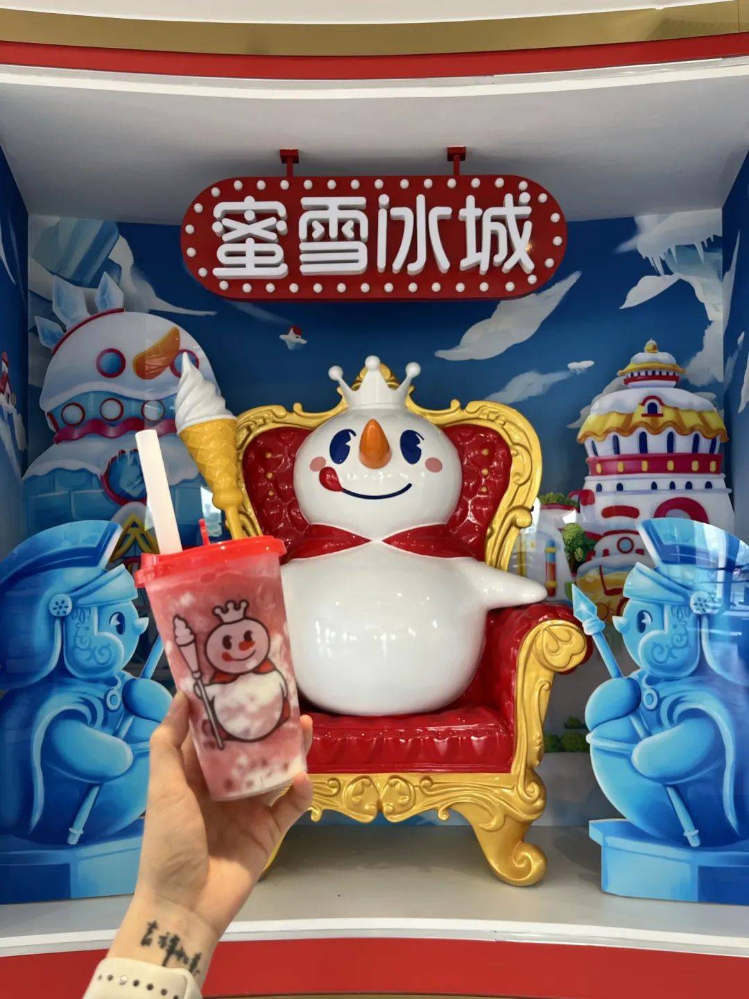 又土又嗨！蜜雪冰城造了“雪王城堡”，还没建成，就被疯狂打卡！网友：更符合中国人体质的迪士尼！