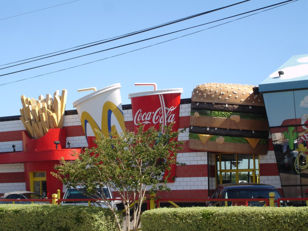 麦当劳喜变“麦当牢”！纯狱风设计，万人围观，堪称快餐建筑界“整活王”！网友：疯狂星期寺都没你狠！