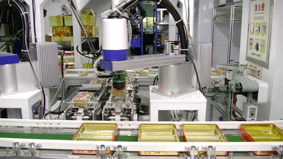 一层楼里摆放着七八十台机器人,这里是李群自动化的标准机器人总装与