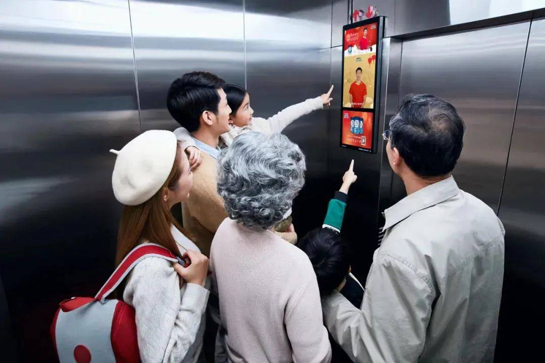 当流量回归社区，品牌为何加码社区电梯智能屏？