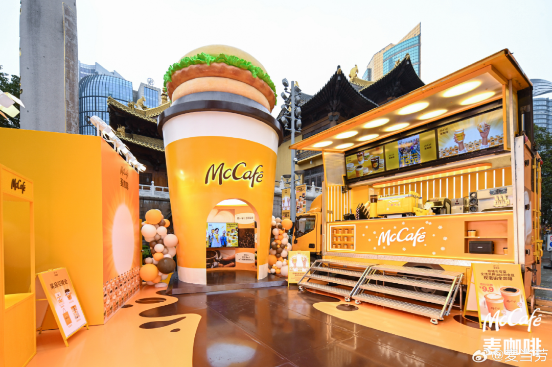 麦当劳阴间“上坟”地铁广告，比AI还离谱！