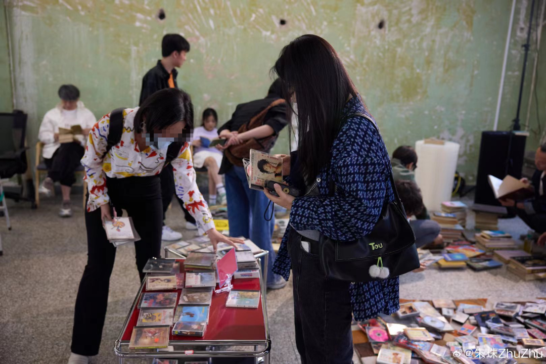 京圈第一名媛摆地摊，比“爱马仕装大葱”还炸裂！