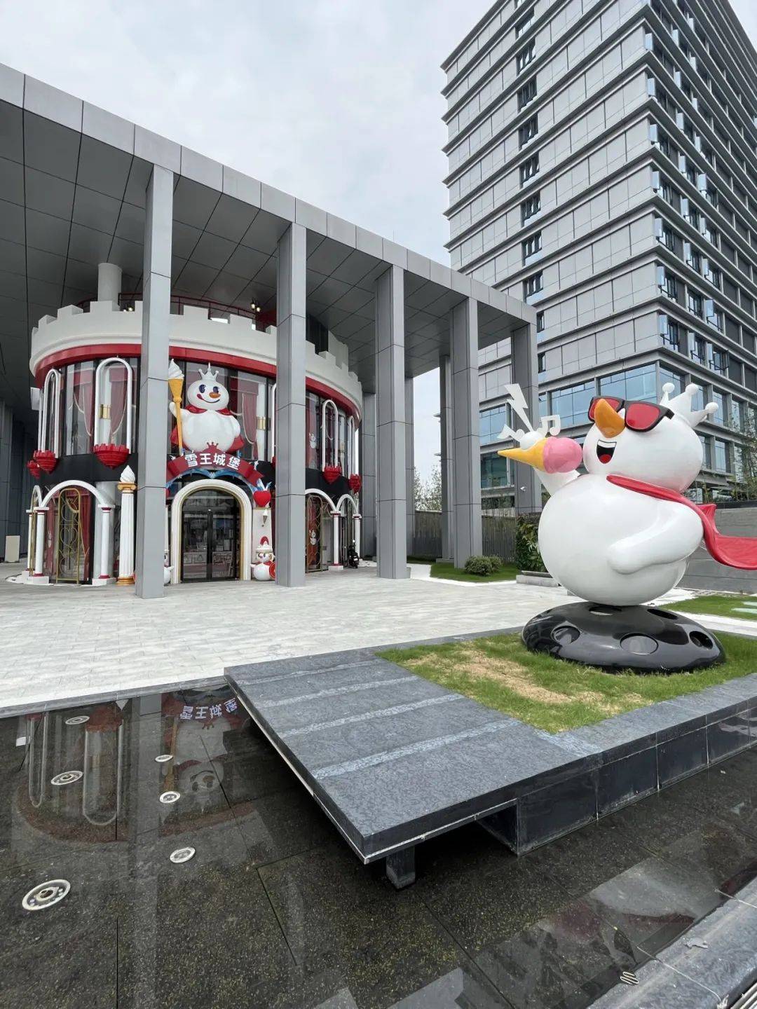 又土又嗨！蜜雪冰城造了“雪王城堡”网友：更符合中国人体质的迪士尼！