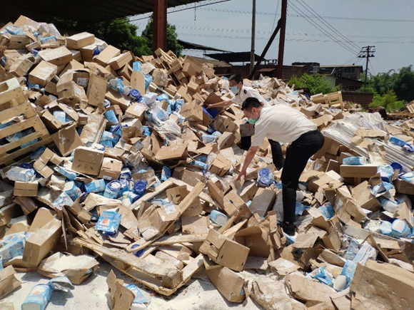 60万罐跨境电商过期奶粉被销毁，奶粉一定要选择正规渠道购买！(跨境电商 奶粉)