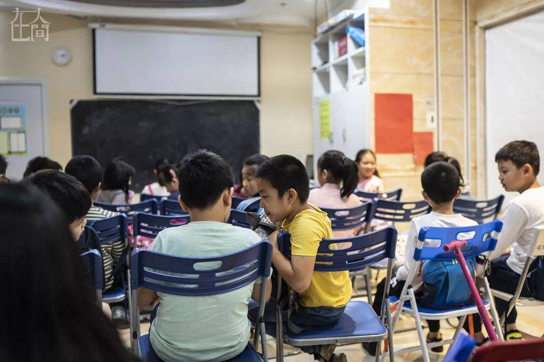 在人间丨徘徊中的深港跨境学童(深港跨境学童保姆车)