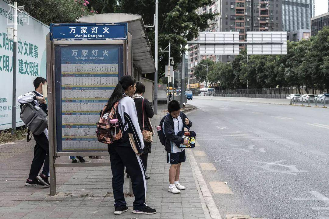 在人间丨徘徊中的深港跨境学童(深港跨境学童保姆车)