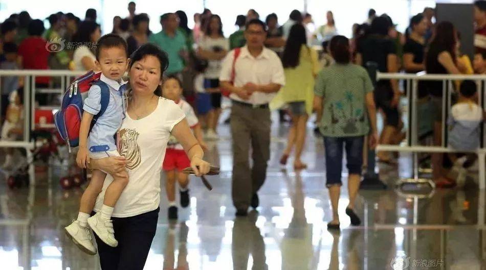 在深圳，有20万孩子凌晨5点去香港上学......(深圳 跨境儿童)