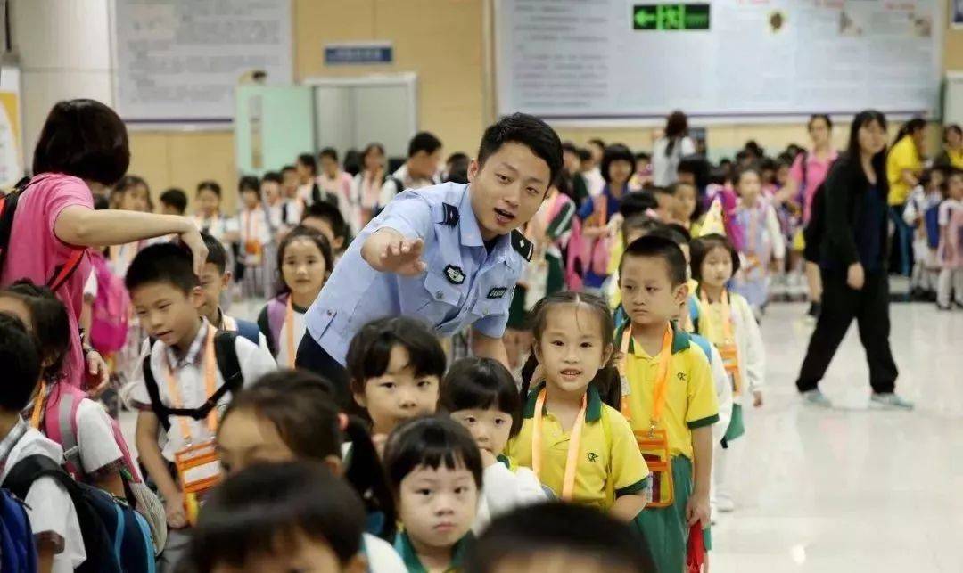 在深圳，有20万孩子凌晨5点去香港上学......(深圳 跨境儿童)