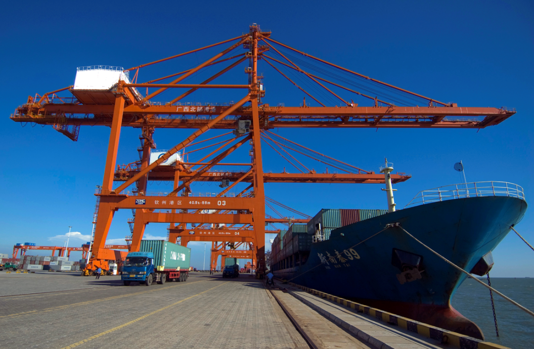 广西首票跨境电商货物在钦州港口岸装船离境(跨境电子商务港)