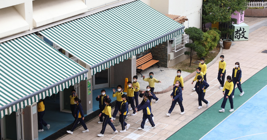 3年来首次！香港小学恢复全日面授！广深防疫迎来拐点！跨境港宝回港上课有戏？(香港小学跨境有哪些)