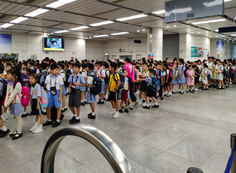 3万跨境学童，凌晨5点从深圳到香港上学，如今怎样了？(深圳跨境易)