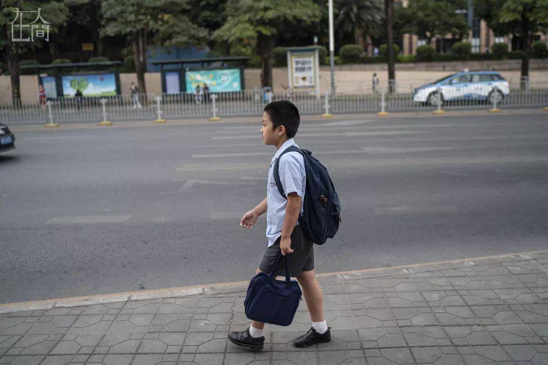 在人间丨徘徊中的深港跨境学童(深港跨境学童保姆车)