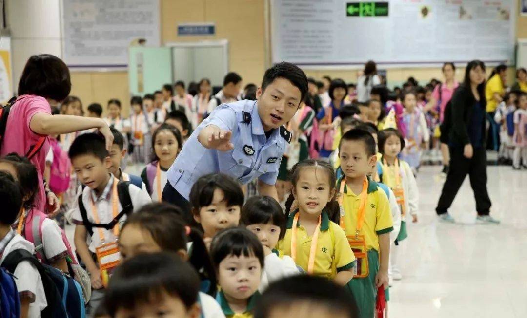 凌晨5点，20万孩子跨境去香港上学，小小年纪为何要受这个罪？(香港跨境小学)