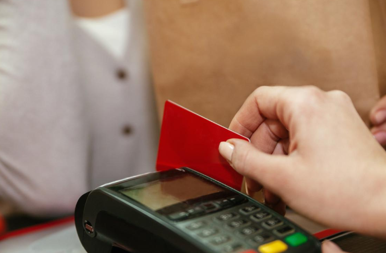 “以卡养卡”行不通了？微信支付、支付宝等机构严控信用卡套现(跨境养卡)